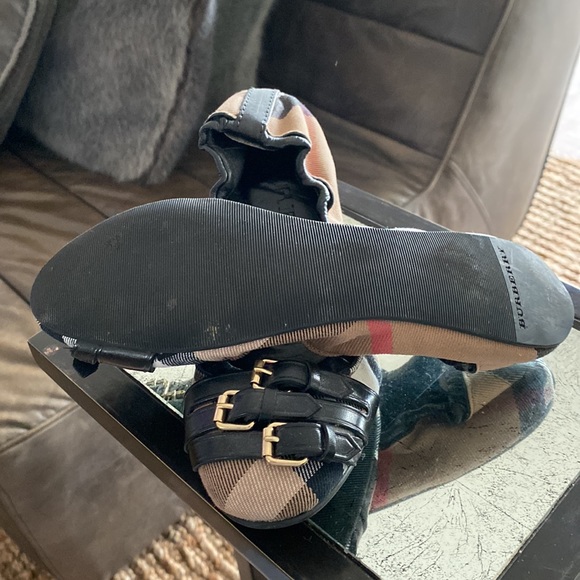 Burberry ballerina slippers worn once.  Size 5 - Picture 3 of 5
